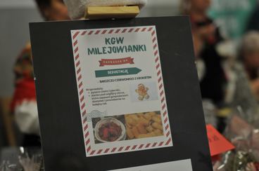 „Z tradycją i ze smakiem” w Ostrówku. Stoiska odwiedziły dziesiątki mieszkańców regionu